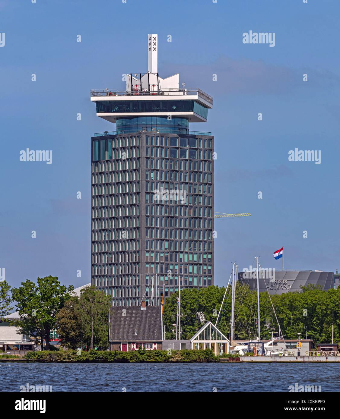 Amsterdam, Niederlande - 17. Mai 2018: Skysraper Adam Tower und dies ist Holland Touristenattraktionen Wahrzeichen Frühlingstag. Stockfoto