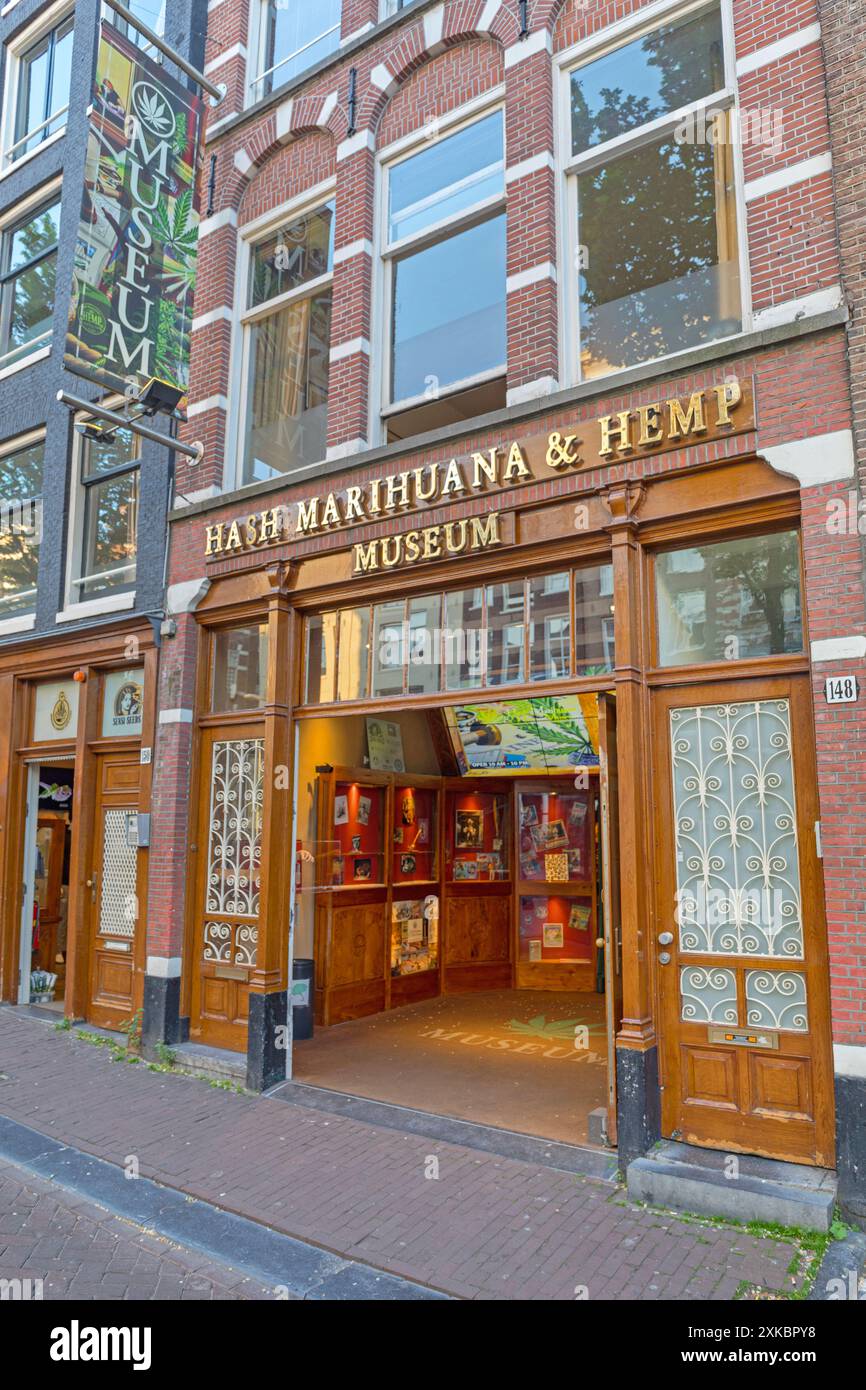 Amsterdam, Niederlande - 15. Mai 2018: Eingang zum Hash Marihuana und Hanf Museum Building in der Oudezijds Achterburgwal Street. Stockfoto