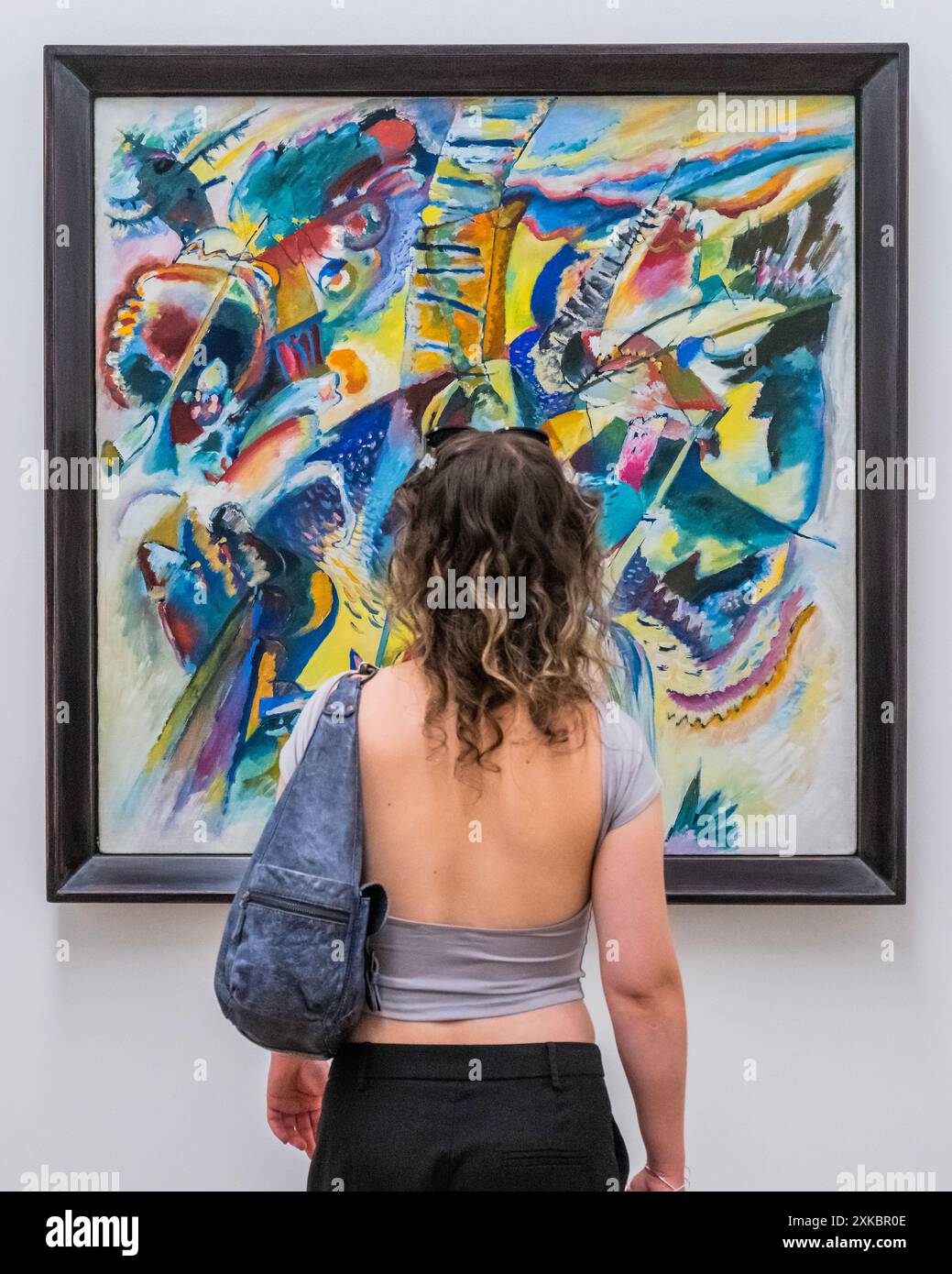 Wassily Kandinsky, Improvisationsschlucht 1914 - Expressionisten Kandinsky, Münter und der Blaue Reiter - eine Ausstellung in der Tate Modern. Es ist eine Geschichte von Freundschaften, die durch Kunst erzählt werden. Es untersucht die höchst individuellen Kreativen, aus denen der Blue Rider bestand, von Franz Marcs Interesse an Farbe bis zu Alexander Sacharoffs Freestyle-Performance. Die Künstlerinnen spielten eine zentrale Rolle in der Bewegung. Entdecken Sie experimentelle Fotografien von Gabriele Münter neben den dramatischen Gemälden von Marianne Werefkin. Stockfoto