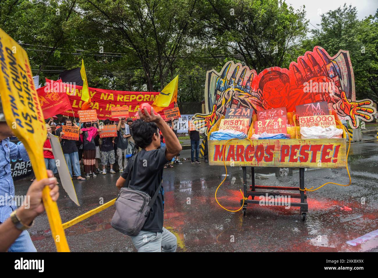 Quezon City, Philippinen. Juli 2024. Demonstranten zerstörten während der Demonstration ein Bildnis von Präsident Marcos Jr. in der Commonwealth Avenue. Aktivisten und Menschenrechtsaktivisten versammeln sich auf den Straßen, um ihre Ansichten und ihre Missbilligung über die dritte Station der Nation von Präsident Marcos Jr. zu übermitteln. Der Präsident plante, eine Reihe von Themen zu erörtern, darunter Inflation, Arbeitslosigkeit und höchstwahrscheinlich die gegenwärtige Krise in der Westphilippinischen See. Quelle: SOPA Images Limited/Alamy Live News Stockfoto
