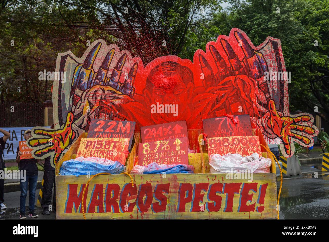 Quezon City, Philippinen. Juli 2024. Demonstranten zerstörten während der Demonstration ein Bildnis von Präsident Marcos Jr. in der Commonwealth Avenue. Aktivisten und Menschenrechtsaktivisten versammeln sich auf den Straßen, um ihre Ansichten und ihre Missbilligung über die dritte Station der Nation von Präsident Marcos Jr. zu übermitteln. Der Präsident plante, eine Reihe von Themen zu erörtern, darunter Inflation, Arbeitslosigkeit und höchstwahrscheinlich die gegenwärtige Krise in der Westphilippinischen See. Quelle: SOPA Images Limited/Alamy Live News Stockfoto