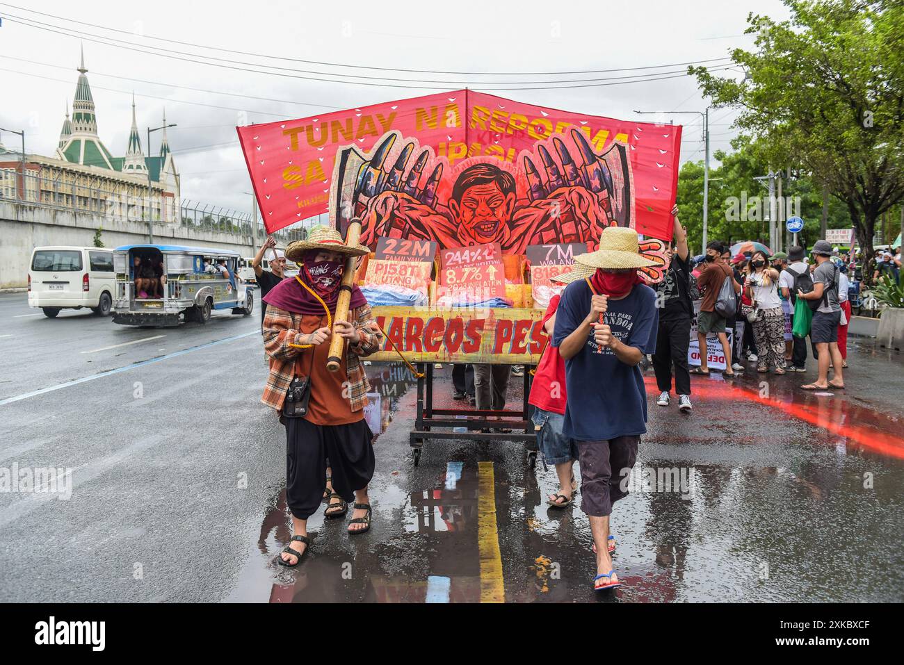 Quezon City, Philippinen. Juli 2024. Demonstranten ziehen während der Demonstration ein Bild von Präsident Marcos Jr. an der Commonwealth Avenue. Aktivisten und Menschenrechtsaktivisten versammeln sich auf den Straßen, um ihre Ansichten und ihre Missbilligung über die dritte Station der Nation von Präsident Marcos Jr. zu übermitteln. Der Präsident plante, eine Reihe von Themen zu erörtern, darunter Inflation, Arbeitslosigkeit und höchstwahrscheinlich die gegenwärtige Krise in der Westphilippinischen See. Quelle: SOPA Images Limited/Alamy Live News Stockfoto