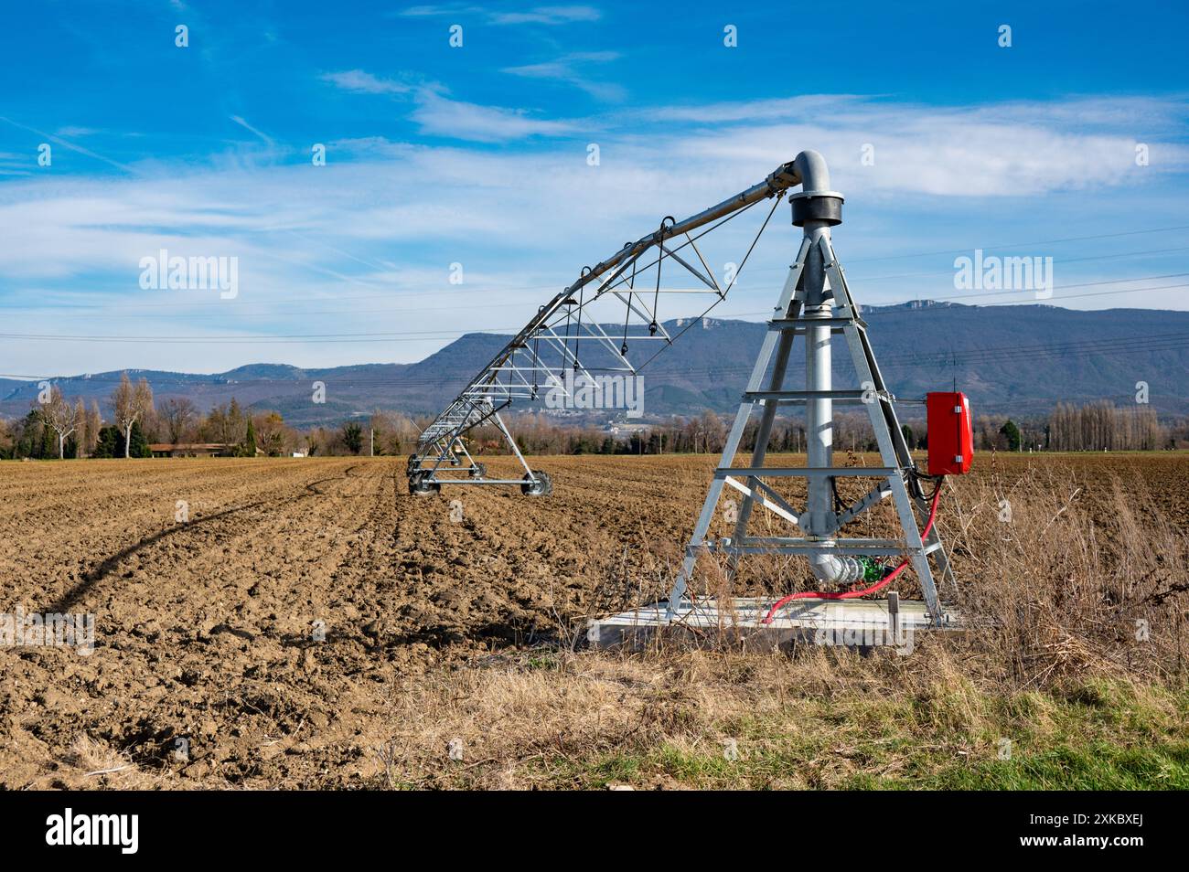 Landwirtschaftliche Bewässerung unter klarem Himmel, moderne landwirtschaftliche Techniken. Stockfoto