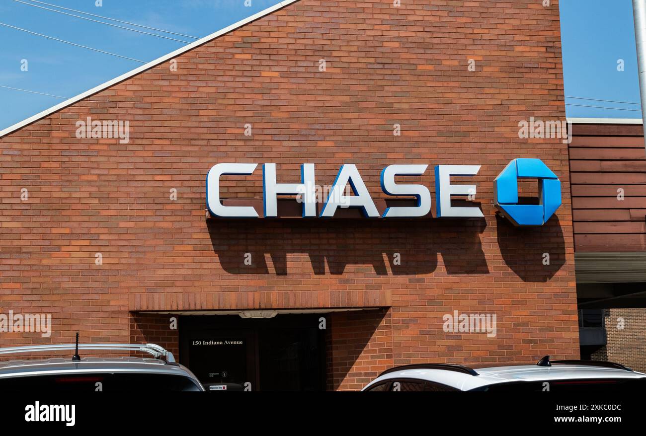 Chase Bank Schild auf einem Backsteingebäude in Chesterton, Indiana, USA Stockfoto