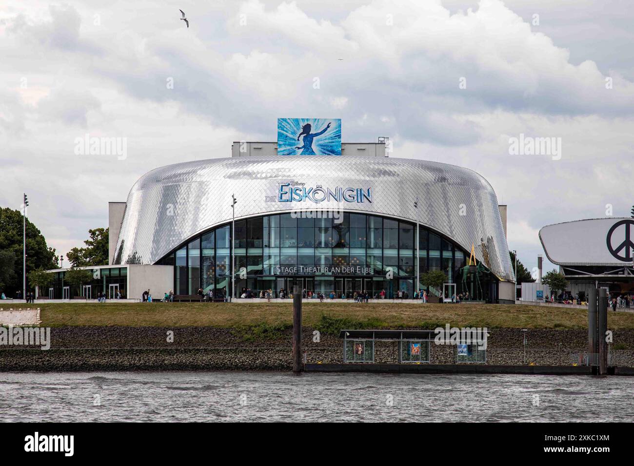 Bühnentheater an der Elbe, ein Ufertheater mit der Eiskönigin - das Musical am Elbe-Ufer in Hamburg Stockfoto