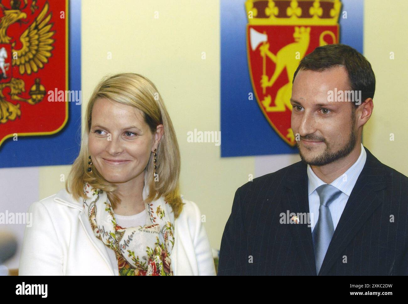 30-10-2003 Mosca Archivio Storico Olycom/LaPresse Haakon Magnus di Norvegia (Oslo, 20 luglio 1973) è il secondogenito e l'unico figlio maschio di Re Harald V di Norvegia e della regina Sonja. Nella Foto: Principe Haakon Magnus di Norvegia e sua moglie principessa Mette Marit visitano la scuola russo-norvegese a Mosca im Foto: Prinz Haakon Magnus von Norwegen und seine Frau Prinzessin Mette Marit besuchen die Russisch-norwegische Schule in Moskau Credit: LaPresse/Alamy Live News Stockfoto