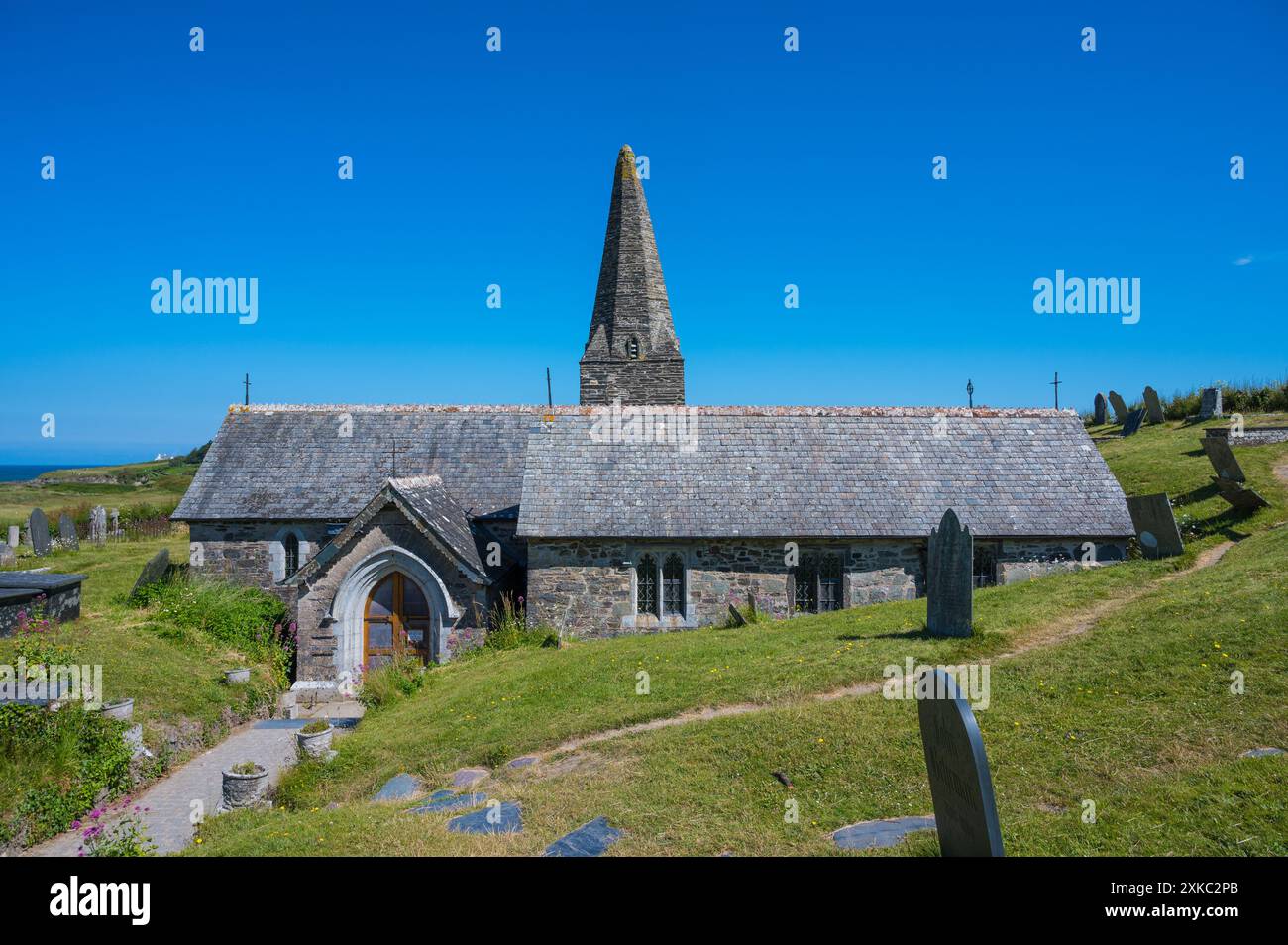 St Enodoc Church eine anglikanische Kapelle in den Sanddünen oberhalb der Daymer Bay auf dem Golfplatz St Enodoc in der Gemeinde St Minver Cornwall England Großbritannien Stockfoto