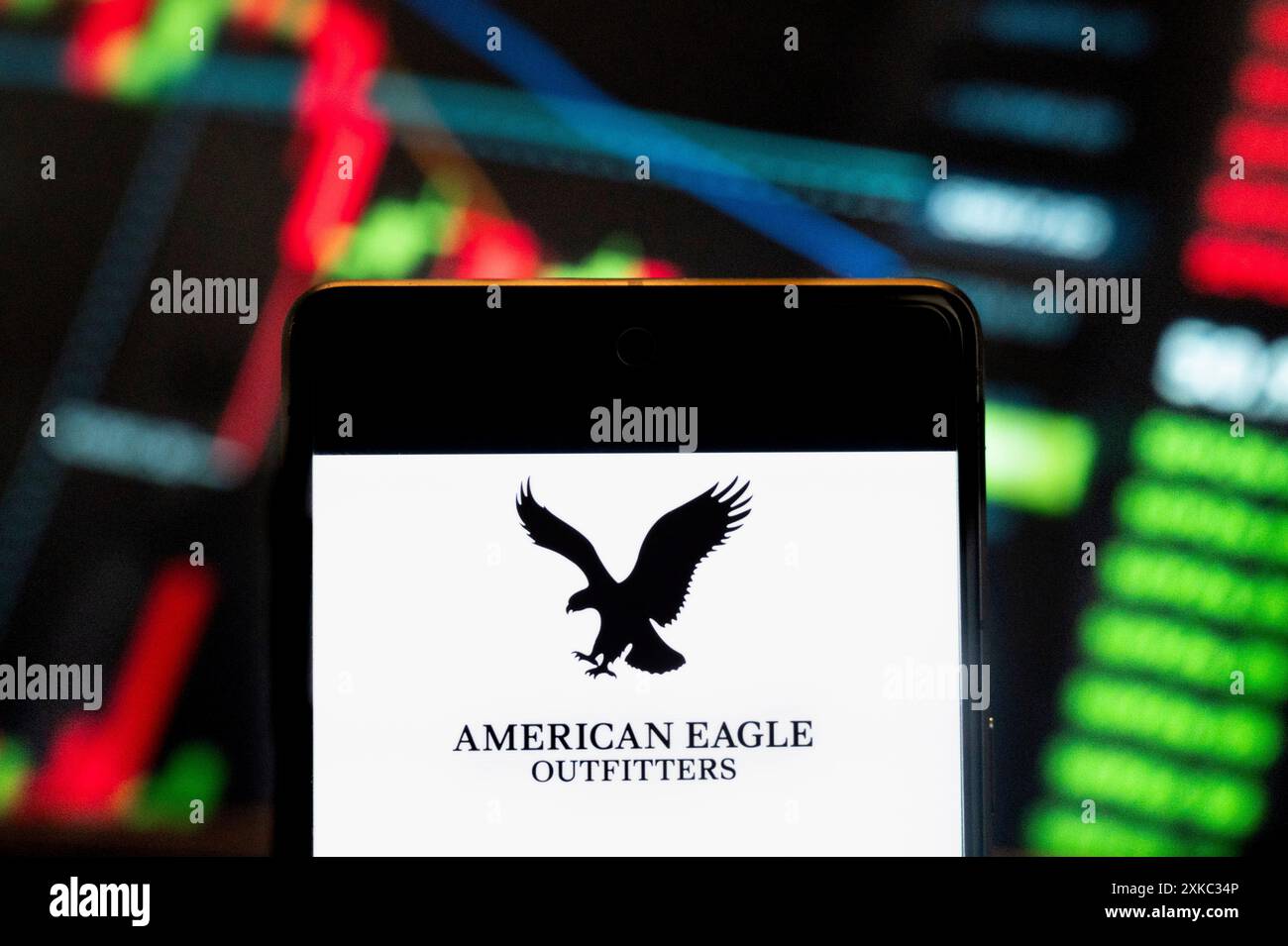 China. Juli 2024. In dieser Fotoabbildung wird das Logo des amerikanischen Bekleidungs- und Accessoires-Einzelhändlers American Eagle Outfitters (NYSE: AEO) auf einem Smartphone mit einem Index der wirtschaftlichen Börsen im Hintergrund angezeigt. Quelle: SOPA Images Limited/Alamy Live News Stockfoto