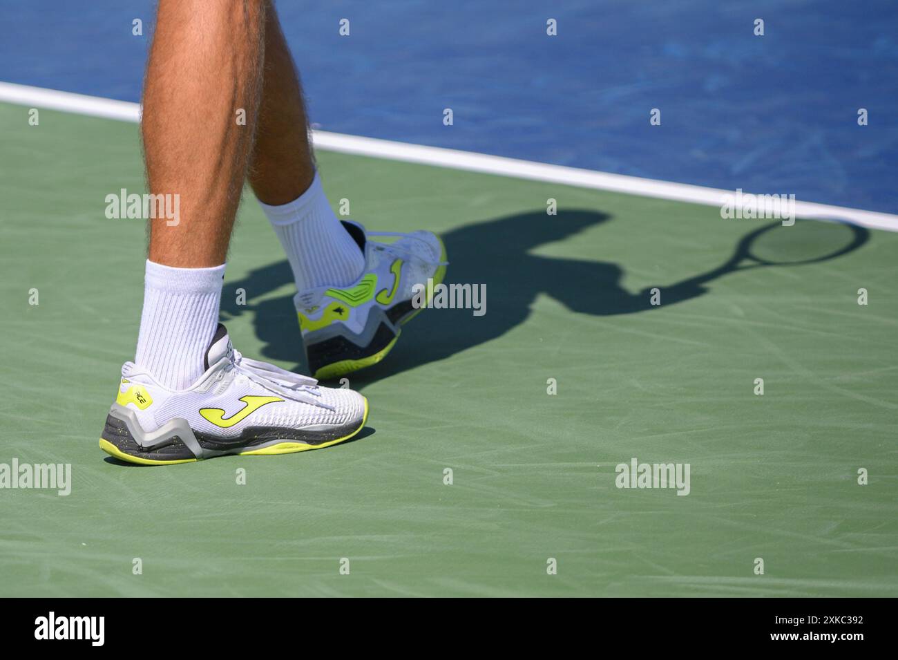 Toronto, ON, Kanada - 5. August 2023: Sehen Sie die Tennisschuhe von Diego Schwartzman während der National Bank Open im Sobeys Stadium in Toronto Stockfoto