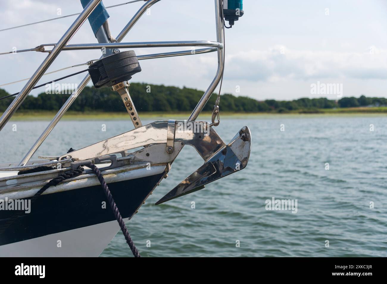 Anker und Bug einer Segelyacht, Nahaufnahme. Stockfoto