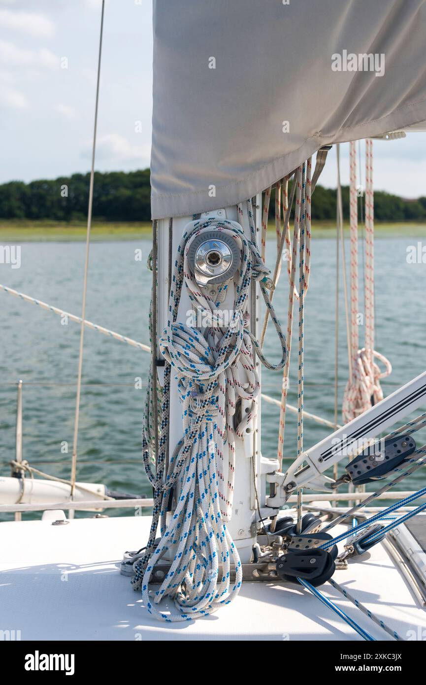 Nahaufnahme von Seilen und Flaschenzug am Mast einer Segelyacht Stockfoto