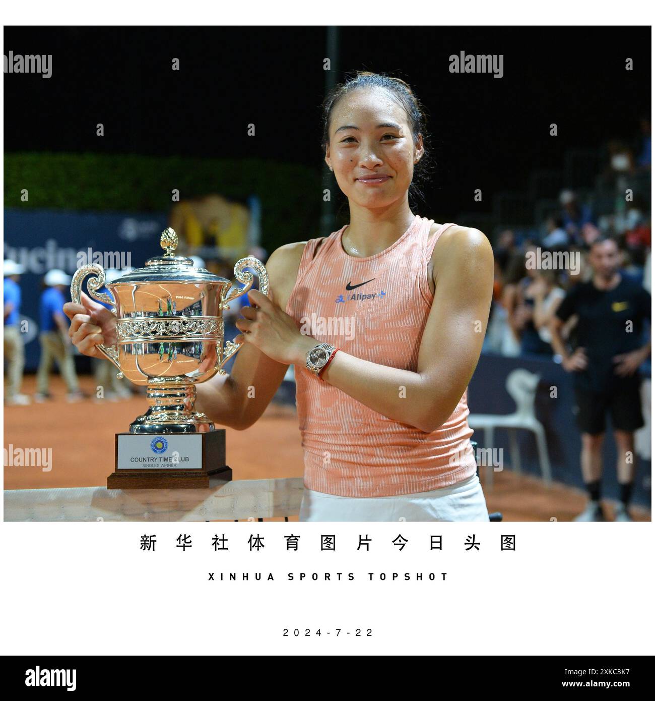 Peking, China. Juli 2024. Zheng Qinwen posiert mit der Trophäe, nachdem er das Endspiel zwischen Zheng Qinwen aus China und Karolina Muchova aus Tschechien bei den 35. Palermo Ladies Open in Palermo, Italien, am 21. Juli 2024 gewonnen hatte. Quelle: Xinhua/Alamy Live News Stockfoto