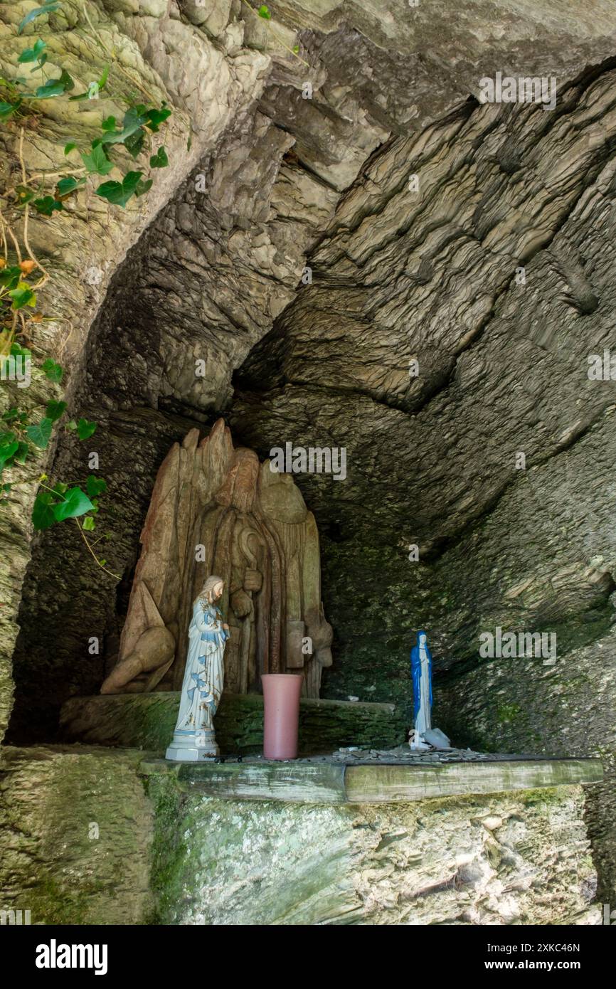 In den Wäldern zwischen Cugnon und Auby-sur-Semois besteht das Oratorium Saint-Remacle aus drei Höhlen, die in die Felswände mit Blick auf den Semois-Ki gehauen sind Stockfoto