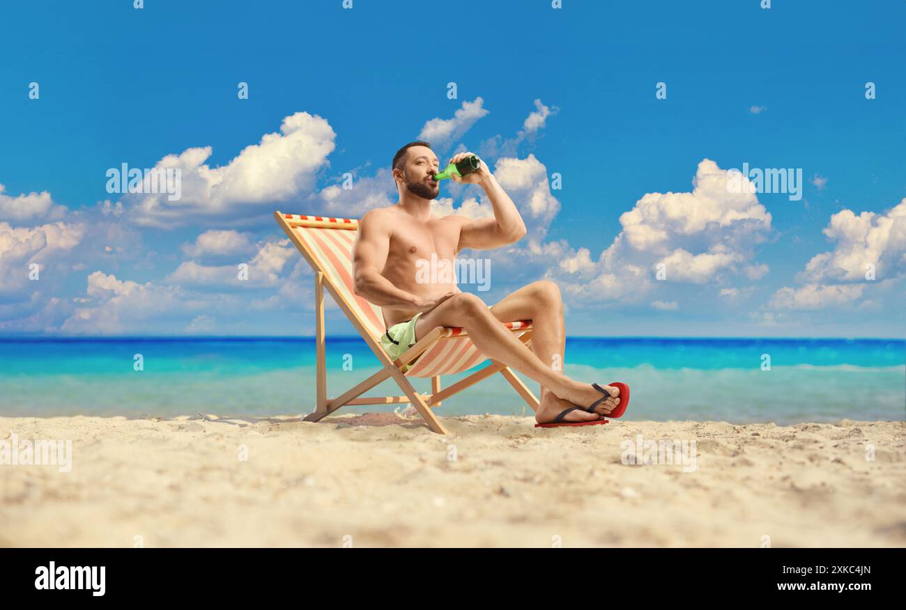 Ein Mann trinkt Bier am Strand am Meer Stockfoto