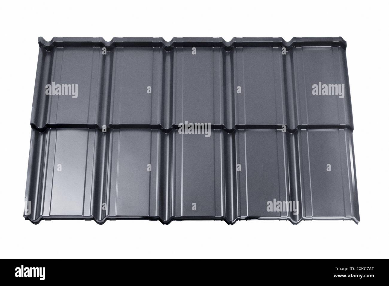 Leichtes verzinktes Stahldach isoliert auf weißem Hintergrund. Modulares Dachblech mit Flieseneffekt. Traditionelle Metallschindelfliesen. Beliebt Stockfoto