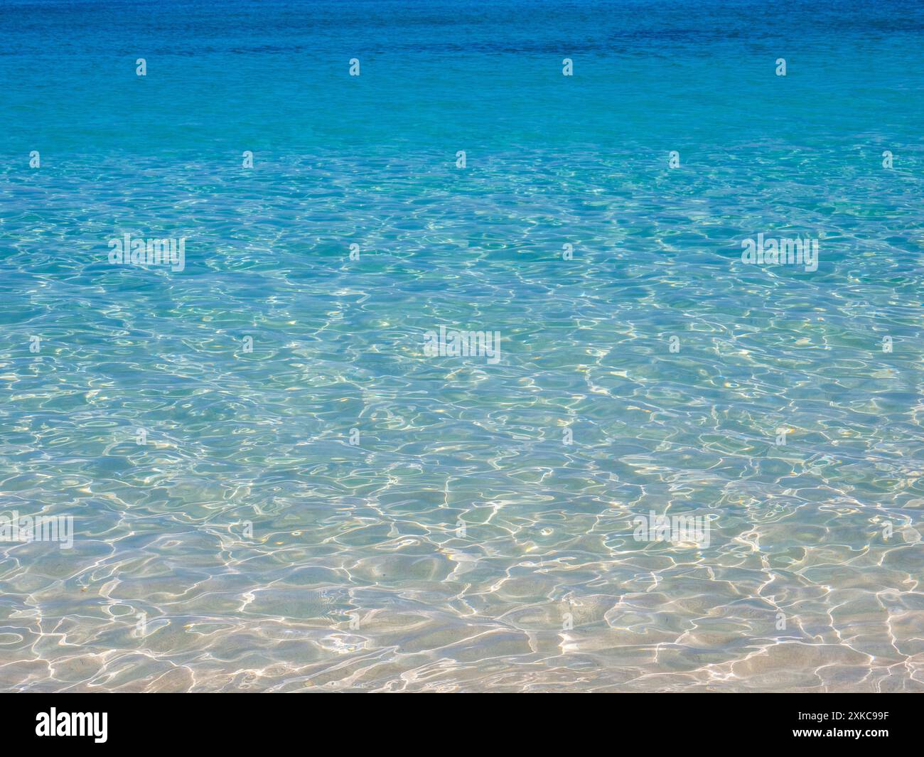 Klares, sauberes Wasser des Atlantischen Ozeans auf der Karibikinsel St. John auf den amerikanischen Jungferninseln Stockfoto