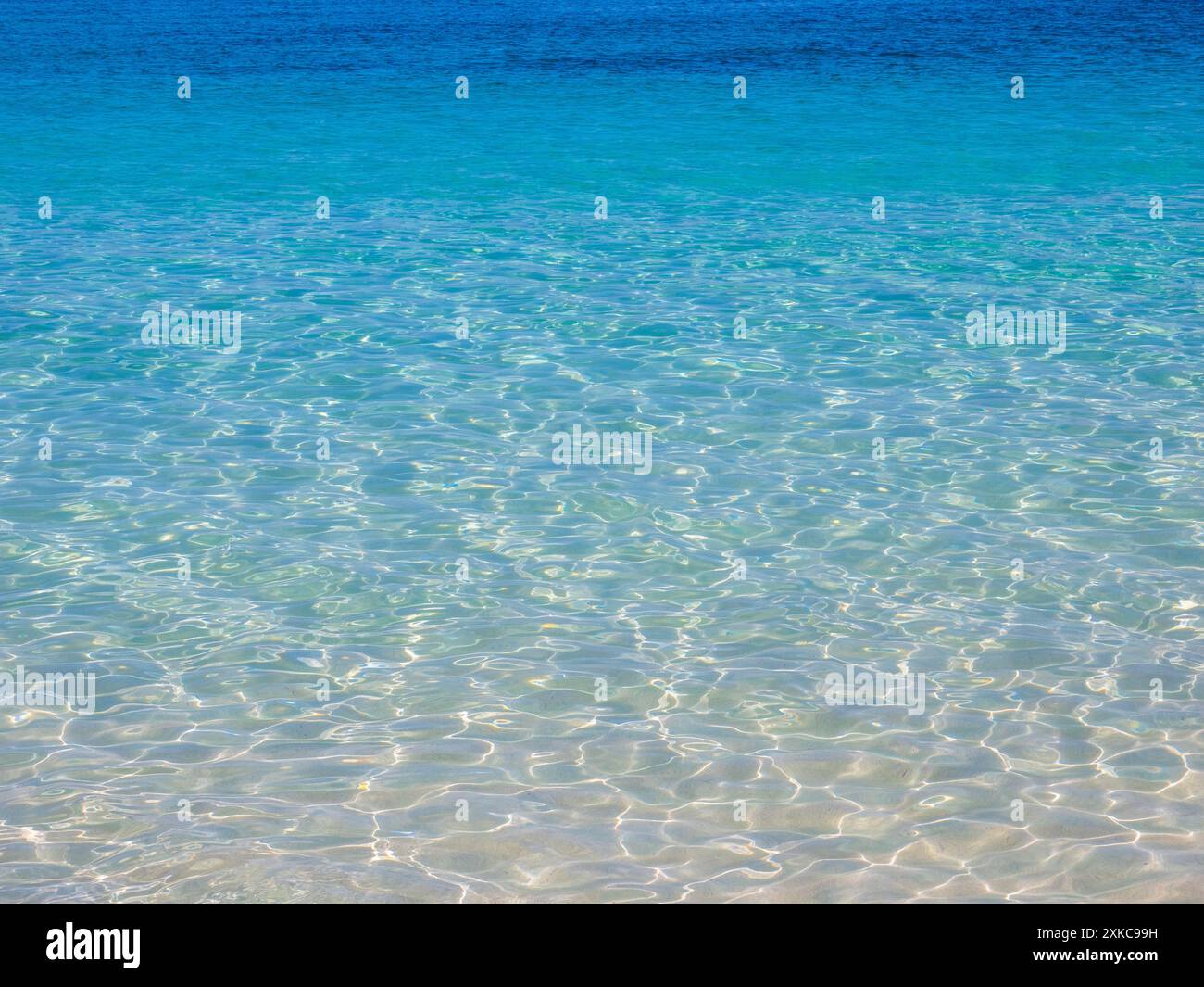 Klares, sauberes Wasser des Atlantischen Ozeans auf der Karibikinsel St. John auf den amerikanischen Jungferninseln Stockfoto