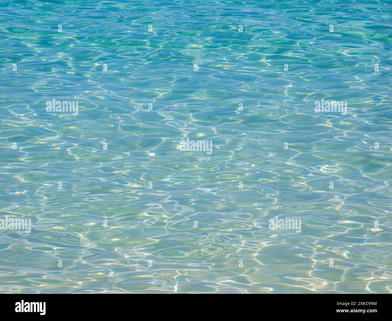Klares, sauberes Wasser des Atlantischen Ozeans auf der Karibikinsel St. John auf den amerikanischen Jungferninseln Stockfoto