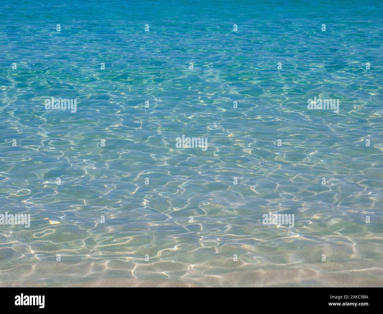 Klares, sauberes Wasser des Atlantischen Ozeans auf der Karibikinsel St. John auf den amerikanischen Jungferninseln Stockfoto