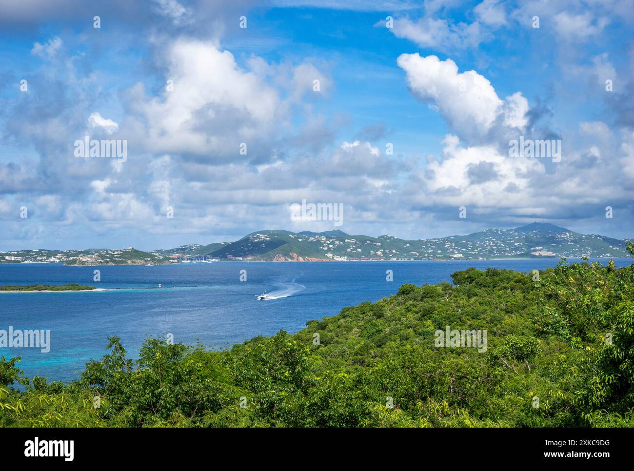 Tortola auf den Britischen Jungferninseln über den Sir Francis Drake Channel von St. John auf den US-Jungferninseln Stockfoto