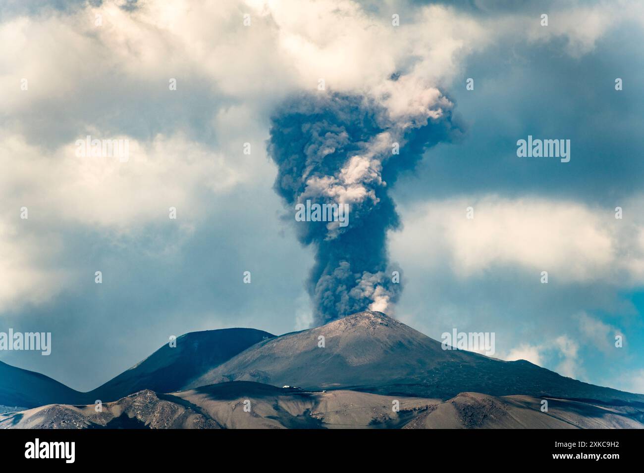 Eine riesige Säule vulkanischer Asche, die aus dem nordöstlichen Krater auf dem Ätna strömt. Diese Aschewolken verursachen oft die Schließung des nahegelegenen Flughafens Catania Stockfoto