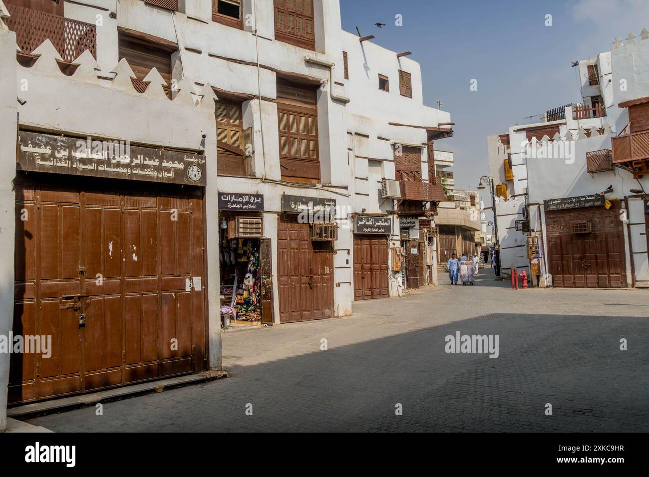 Das arabische Volk in Al-Balad, einem historischen Teil der Stadt Dschidda, Saudi-Arabien, mit der wunderschönen alten Architektur. Stockfoto