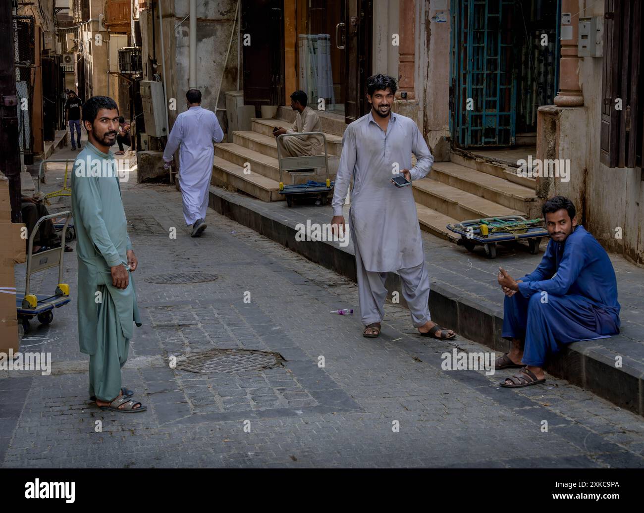 Saudische Männer in traditioneller arabischer Kleidung auf den Straßen von Al Balad, dem historischen Dschidda, in Saudi-Arabien. Stockfoto