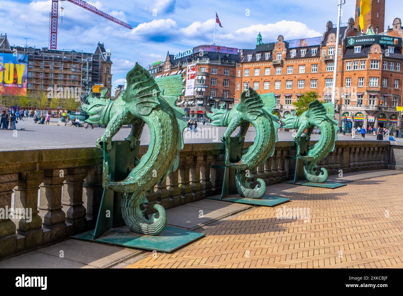 Kopenhagen, Dänemark - 29. April 2024: Majestätischer Blick auf den Kopenhagener Rathausplatz (Radhuspladsen) mit Gerüsten auf dem Turm vor einem dynamischen Himmel. Stockfoto