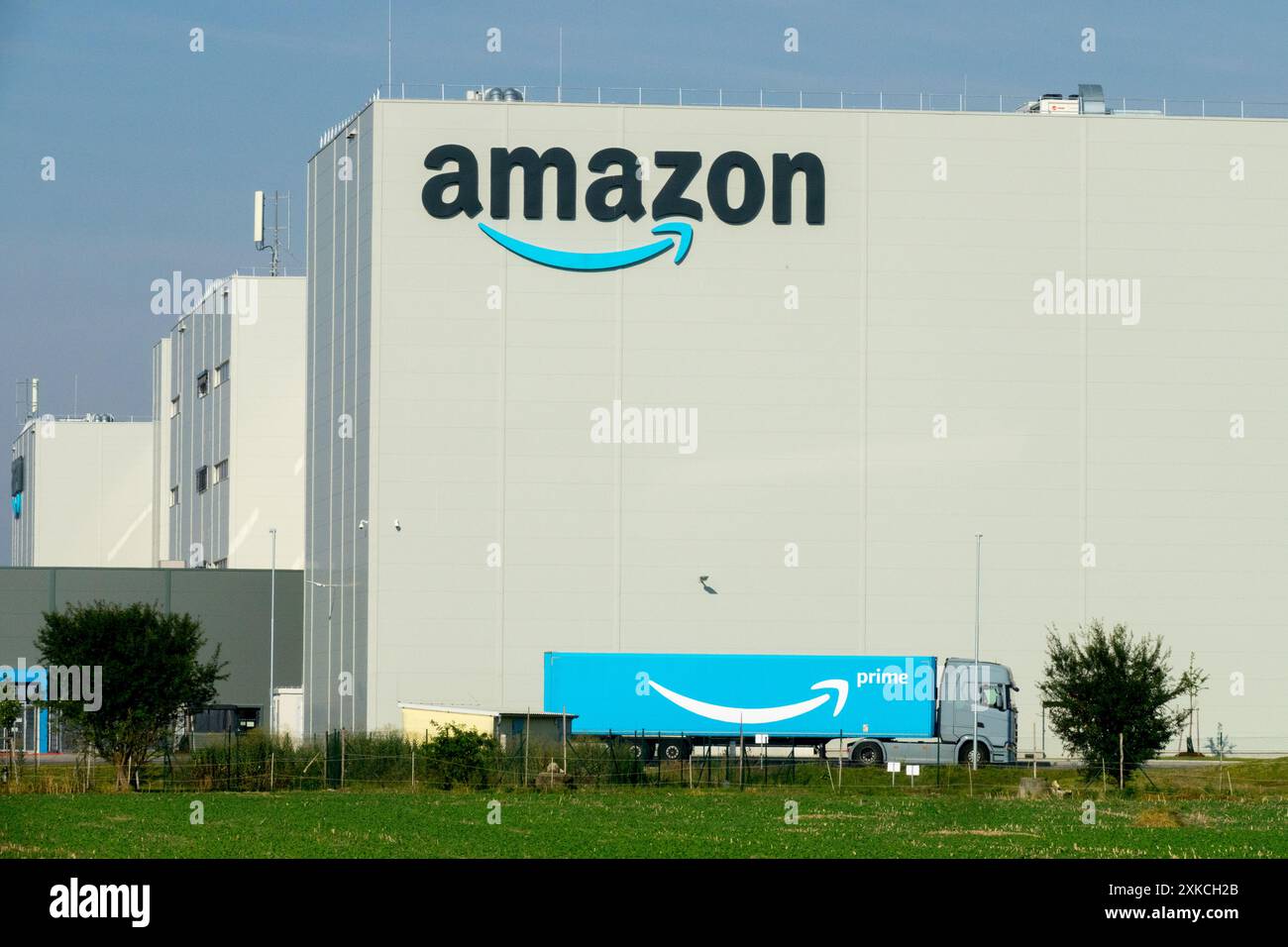 Amazon Warehouse Building Logistics Distribution Center und Amazon Prime Truck Stockfoto