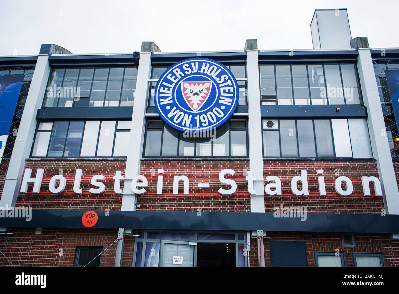 Logo/Wappen Holstein Kiel mit Schriftzug 'Holstein-Stadion', Themenfoto, Themenbild, Symbolfoto, Symbolbild, Stockfoto GER, Holstein Kiel, Bundesliga, Portraettermin 2024/2025 Foto: Eibner-Pressefoto/Marcel von Fehrn Stockfoto