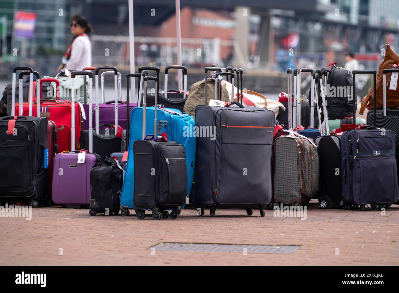 Gepäck wartet auf die Verladung auf Flussschiffe im Viking Cruise Port Amsterdam, Niederlande Stockfoto