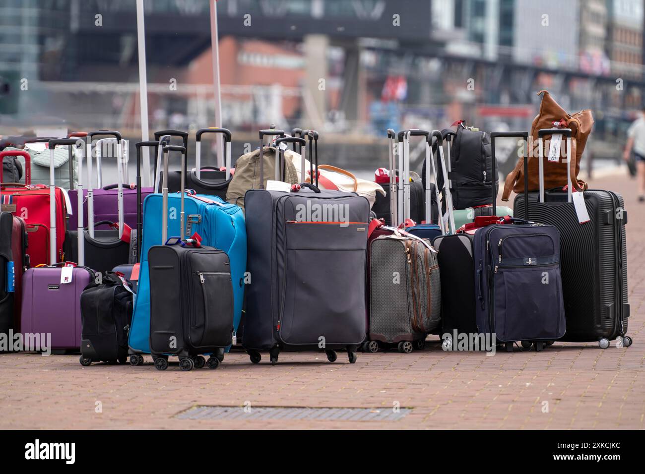 Gepäck wartet auf die Verladung auf Flussschiffe im Viking Cruise Port Amsterdam, Niederlande Stockfoto