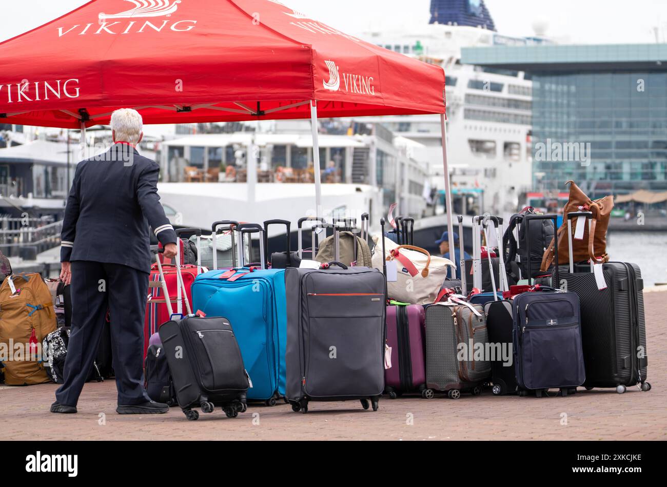 Gepäck wartet auf die Verladung auf Flussschiffe im Viking Cruise Port Amsterdam, Niederlande Stockfoto