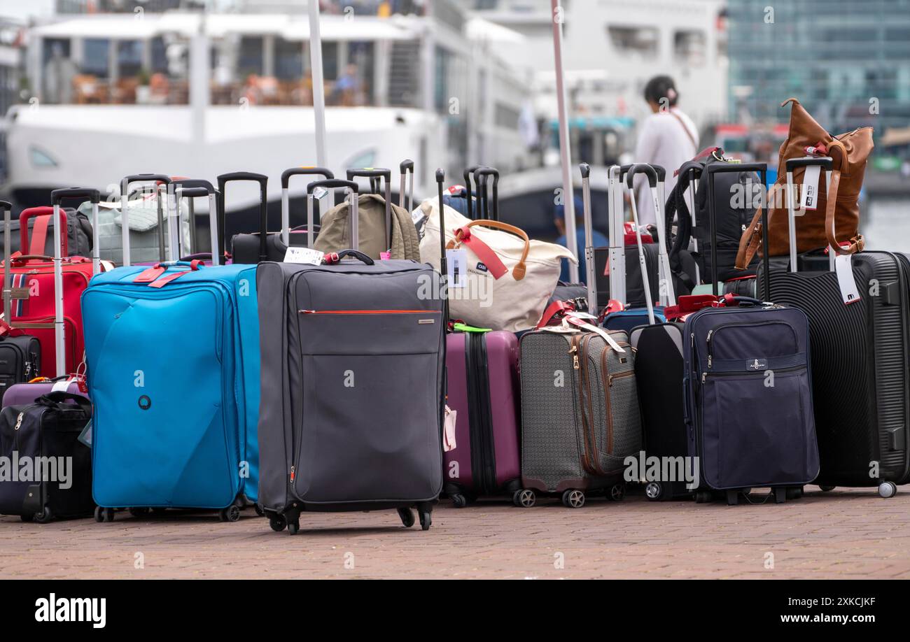Gepäck wartet auf die Verladung auf Flussschiffe im Viking Cruise Port Amsterdam, Niederlande Stockfoto