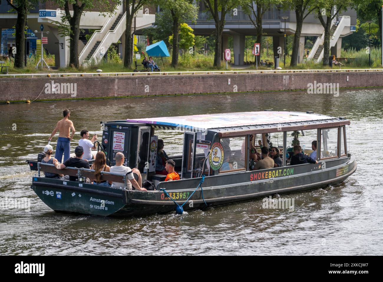 Kanalrundfahrt, mit Veranstalter Smokeboat.com, Rauchen an Bord erlaubt, Canabis wird nicht verkauft, aber die Bootstour beginnt in einem Café, in dem Dope verkauft wird Stockfoto