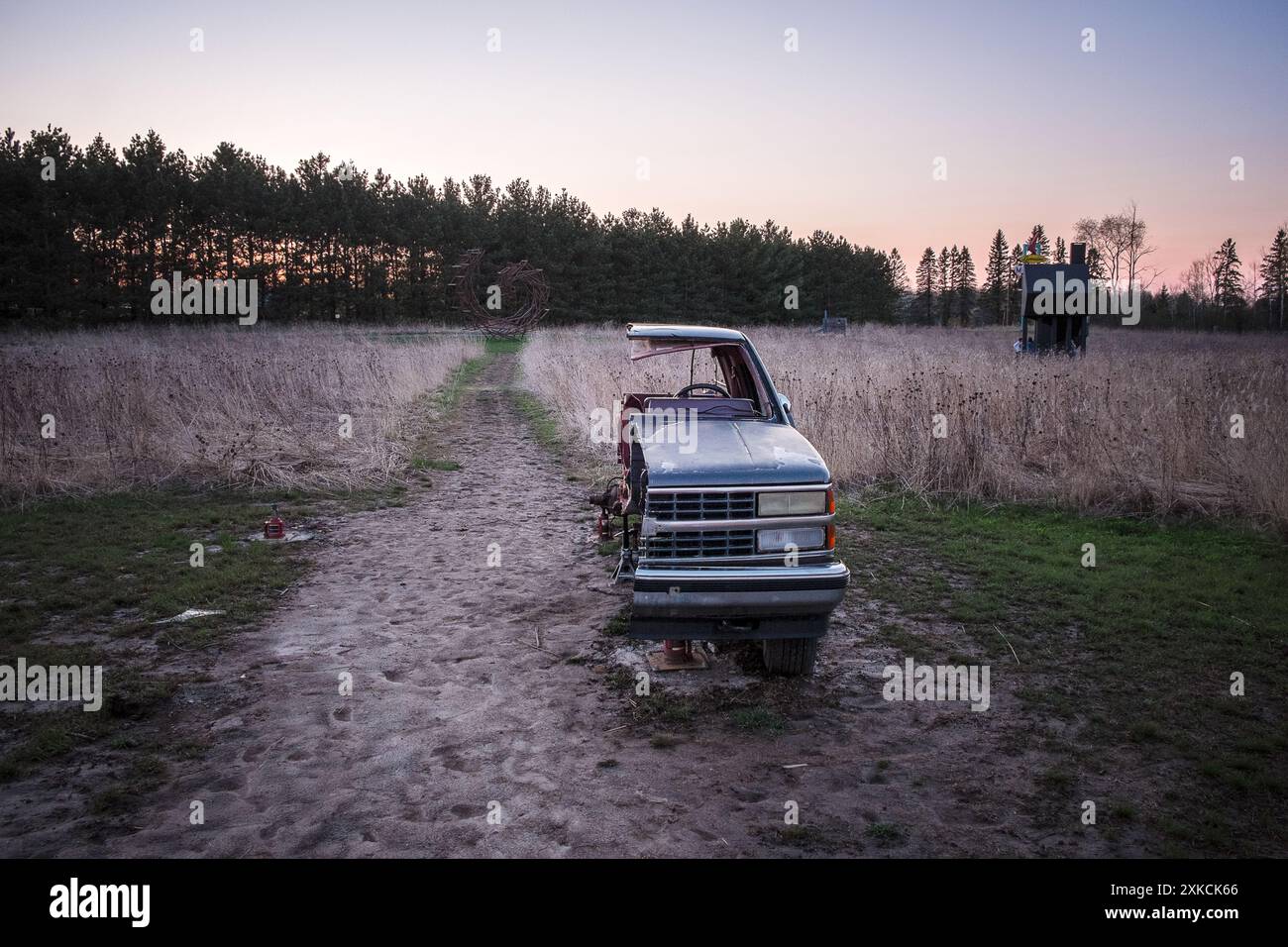 Ein Truck, der im Franconia Sculpture Park in Minnesota, USA zerschnitten wurde Stockfoto