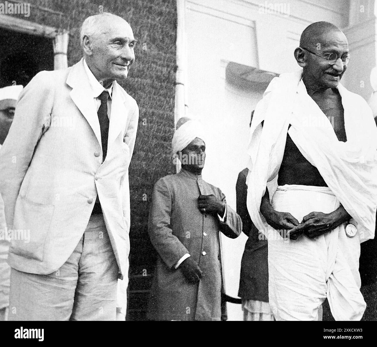 MAHATMA GANDHI rechts mit Lord Pethick-Lawrence, britischer Staatssekretär für Indien am 18. April 1946 in Delhi Stockfoto