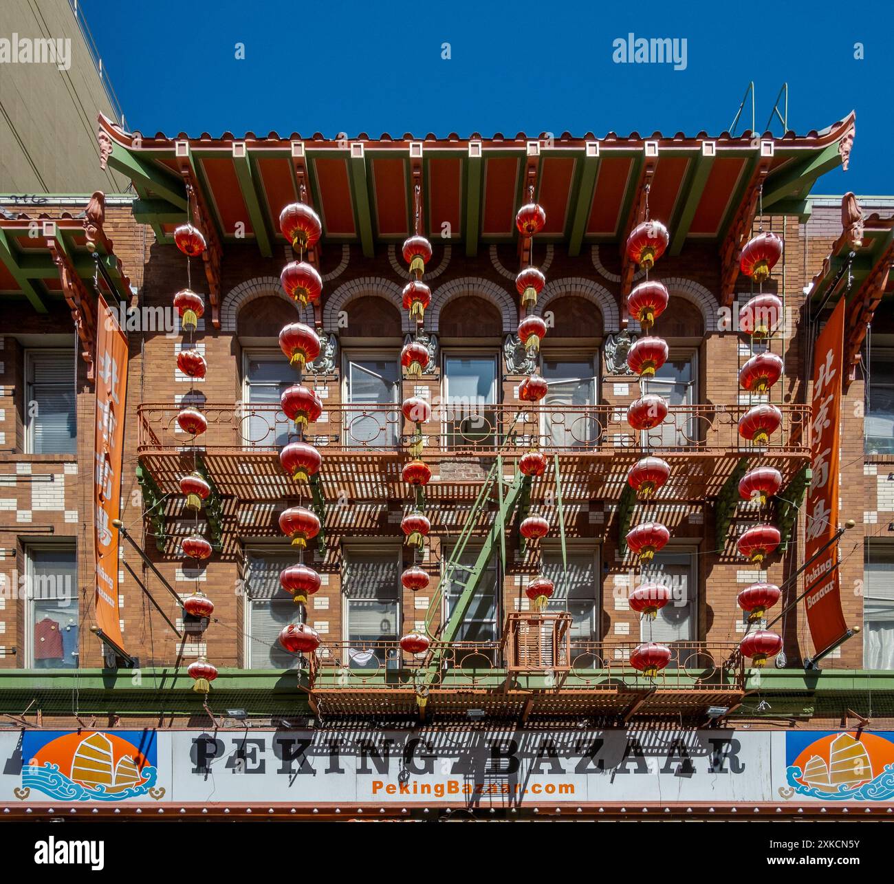 23.04.2019; San Francisco, Kalifornien, Vereinigte Staaten. Fassade des Peking (Peking) Basars im Viertel Chinatown in der Grant Avenue im Stadtzentrum Stockfoto