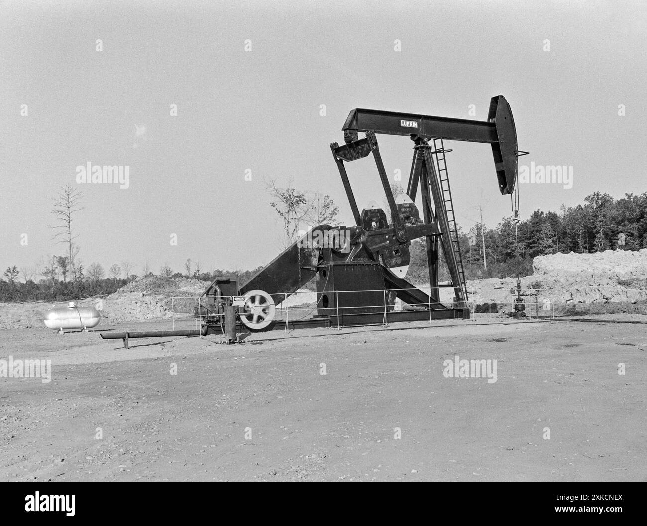 Horizontale Nahaufnahme einer Ölpumpenanlage aus den 1970er Jahren. Stockfoto