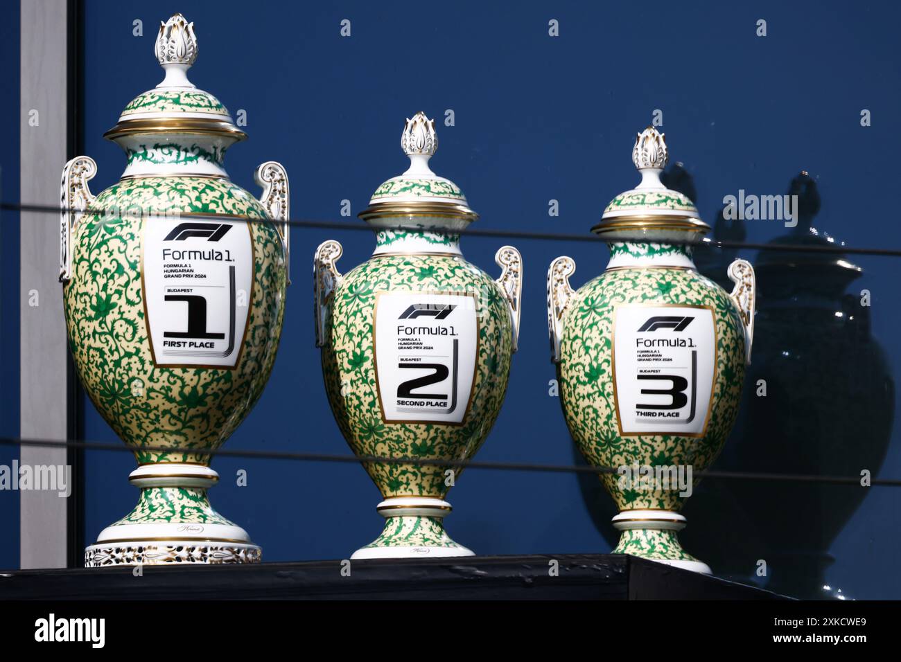 Budapest, Ungarn. Juli 2024. Die Trophäen sind auf dem Podium nach dem Großen Preis der Formel 1 von Ungarn am 21. Juli 2024 auf der Hungaroring-Rennstrecke in Mogyorod bei Budapest zu sehen. (Kreditbild: © Beata Zawrzel/ZUMA Press Wire) NUR REDAKTIONELLE VERWENDUNG! Nicht für kommerzielle ZWECKE! Stockfoto