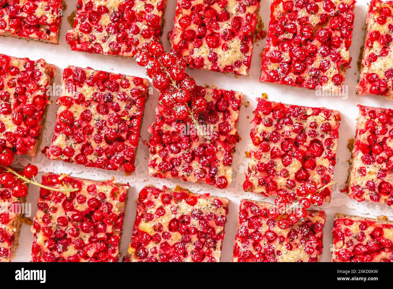 Stücke von roten Johannisbeeren Kuchen, Draufsicht Stockfoto