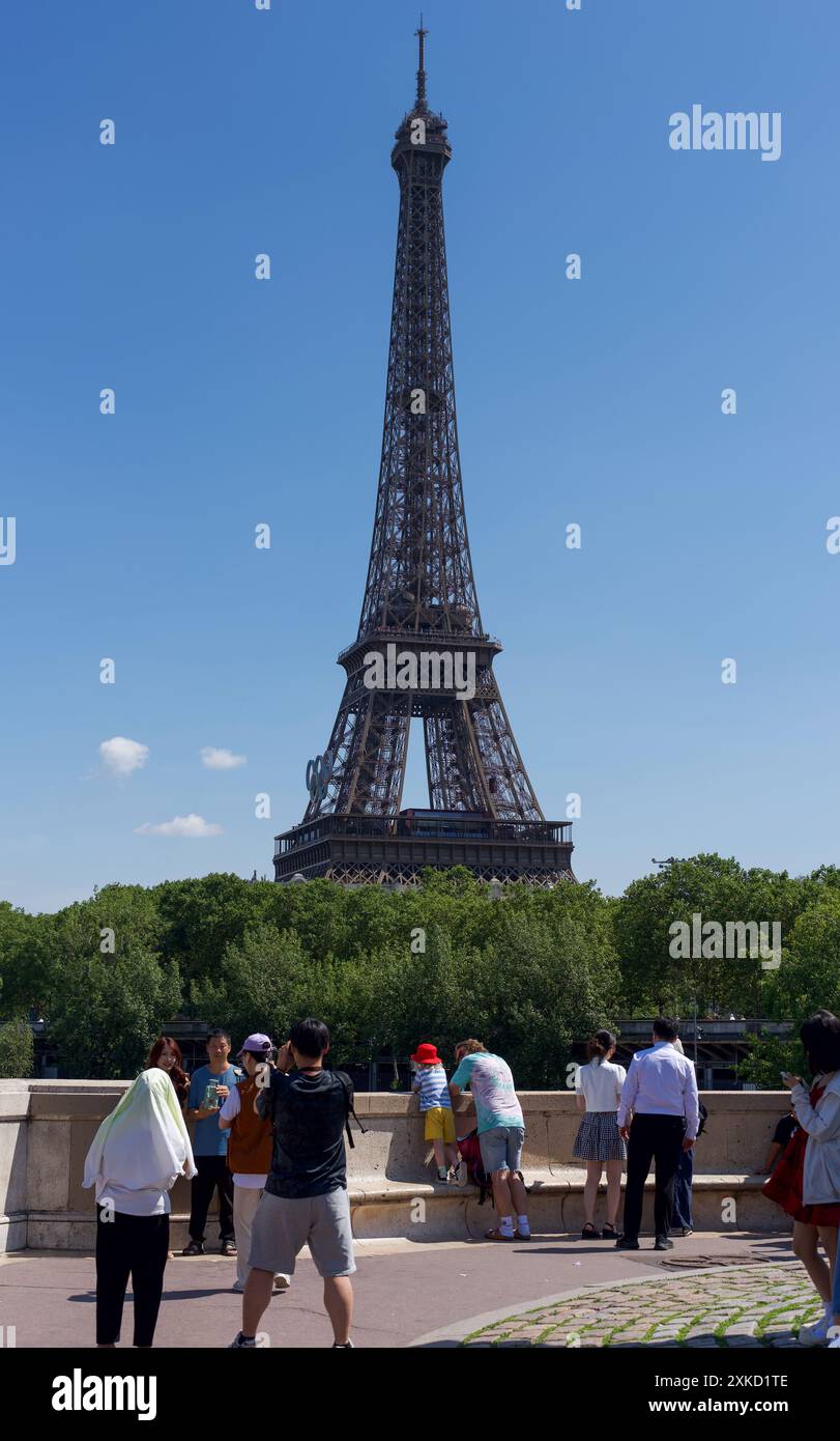 Paris, Frankreich 07.17.2024 Touristen, die an einem sonnigen Sommertag von der Bir Hakeim-Brücke aus den Eiffelturm fotografieren Stockfoto