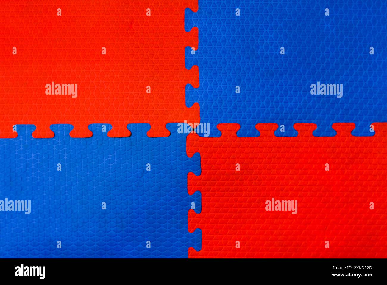 Leicht ineinandergreifende, puzzelförmige Gummifußmatten zur Vermeidung von Stürzen werden häufig in Fitnessstudios und Kinderzimmern verwendet, um potenzielle Gefahren zu vermeiden Stockfoto