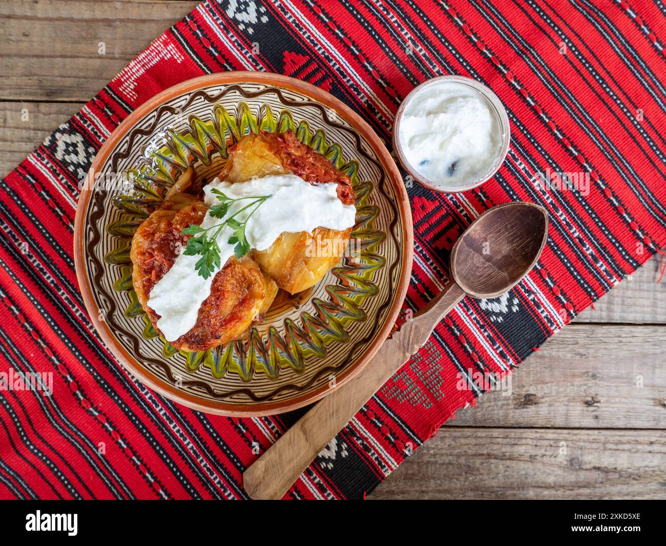 Paprika gefüllt mit Hackfleisch und serviert mit Sauerrahm, balkanküche und rumänischer Küche Stockfoto