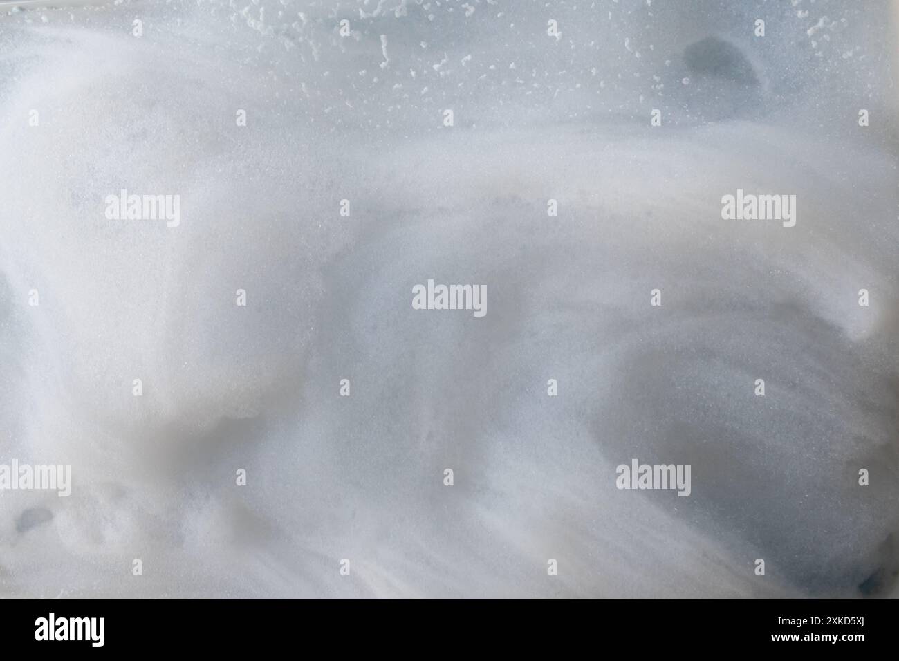 Die weißen Bubbles in den Jacuzzi-Wannen sind die Bubbles, die für ein privates Jacuzzi-Baden in den komfortablen Gästezimmern des Resorts vorbereitet werden. Viele kleine Bu Stockfoto