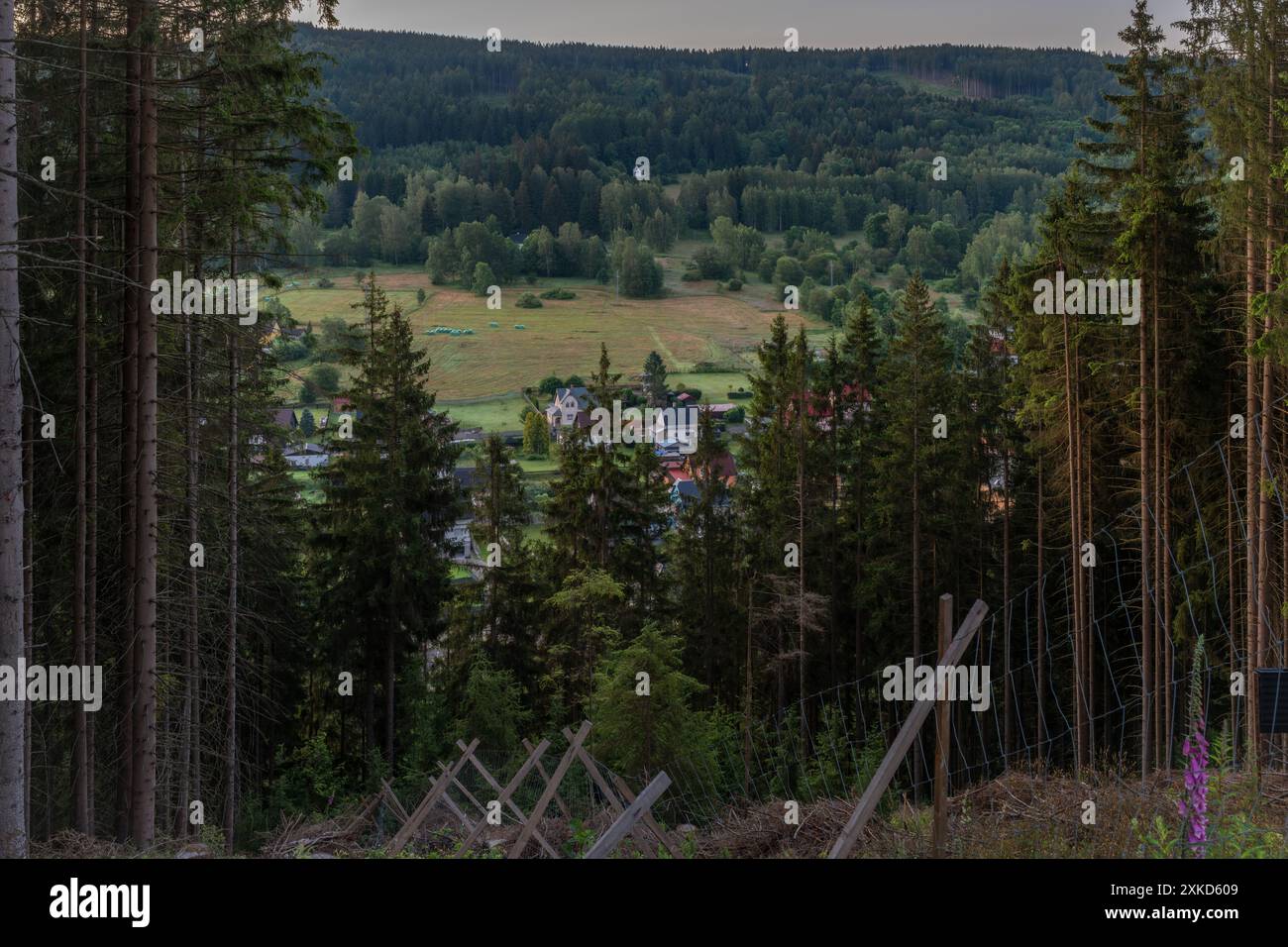 Landschaft in der Nähe des Dorfes Tisova und der Stadt Kraslice vor Sonnenaufgang Stockfoto