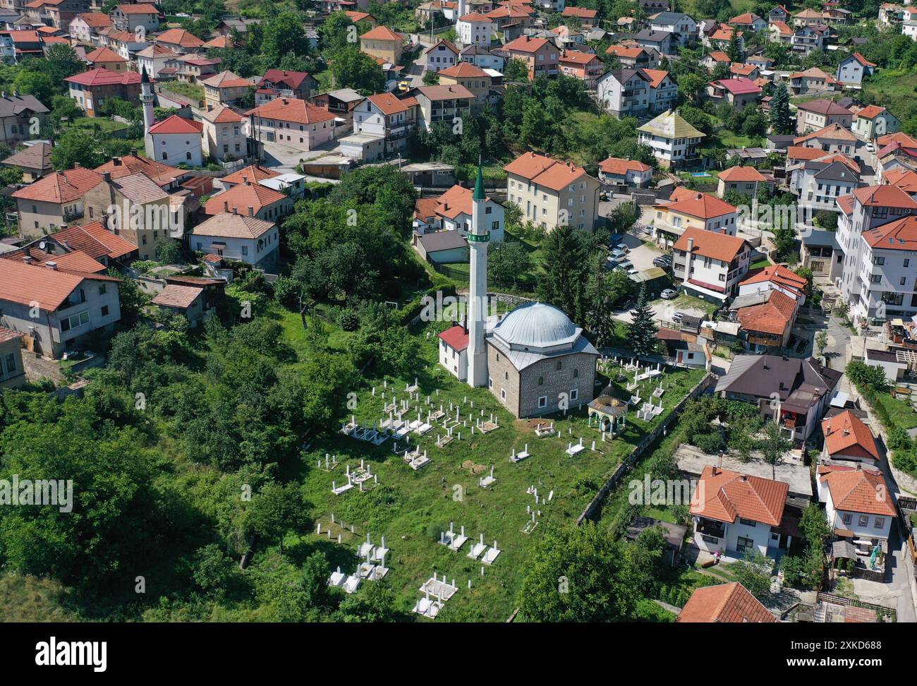 07.07.2024 Bosnien Herzegowina Sehenswürdigkeiten Ausflugsziel Aktivitäten touristische Tourismus Halle Saale Luftbild Luftaufnahme Ansicht Travnik Moschee und islamischer Friedhof ist eine Stadt im Kanton Zentralbosnien in Bosnien und Herzegowina . Sie liegt ca. 100 km nordwestlich von Sarajevo im LaÅva-Tal zwischen den Gebirgszügen VlaÅiÄ und Vranica *** 07 07 2024 Bosnien und Herzegowina Sehenswürdigkeiten Ausflugsziele Aktivitäten Tourismustourismus Halle Saale Luftansicht Luftansicht die Travnik Moschee und der Islamische Friedhof ist eine Stadt im Kanton Central Bosnien und Herzegowina Stockfoto