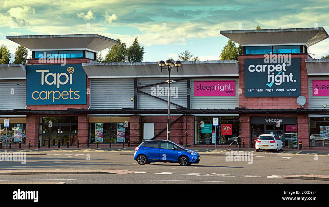 Glasgow, Schottland, Großbritannien. 22. Juli 2024: Schließung des Carpetright in der Trommelkapelle mit einem Hinweis im Fenster. Das Konkursunternehmen wird von Tapi übernommen, einem Unternehmen, das oft in der Nähe des Ladens liegt, um vergleichbare Einkaufsmöglichkeiten zu fördern. Nebenan gibt es eine. Credit Gerard Ferry /Alamy Live News Stockfoto