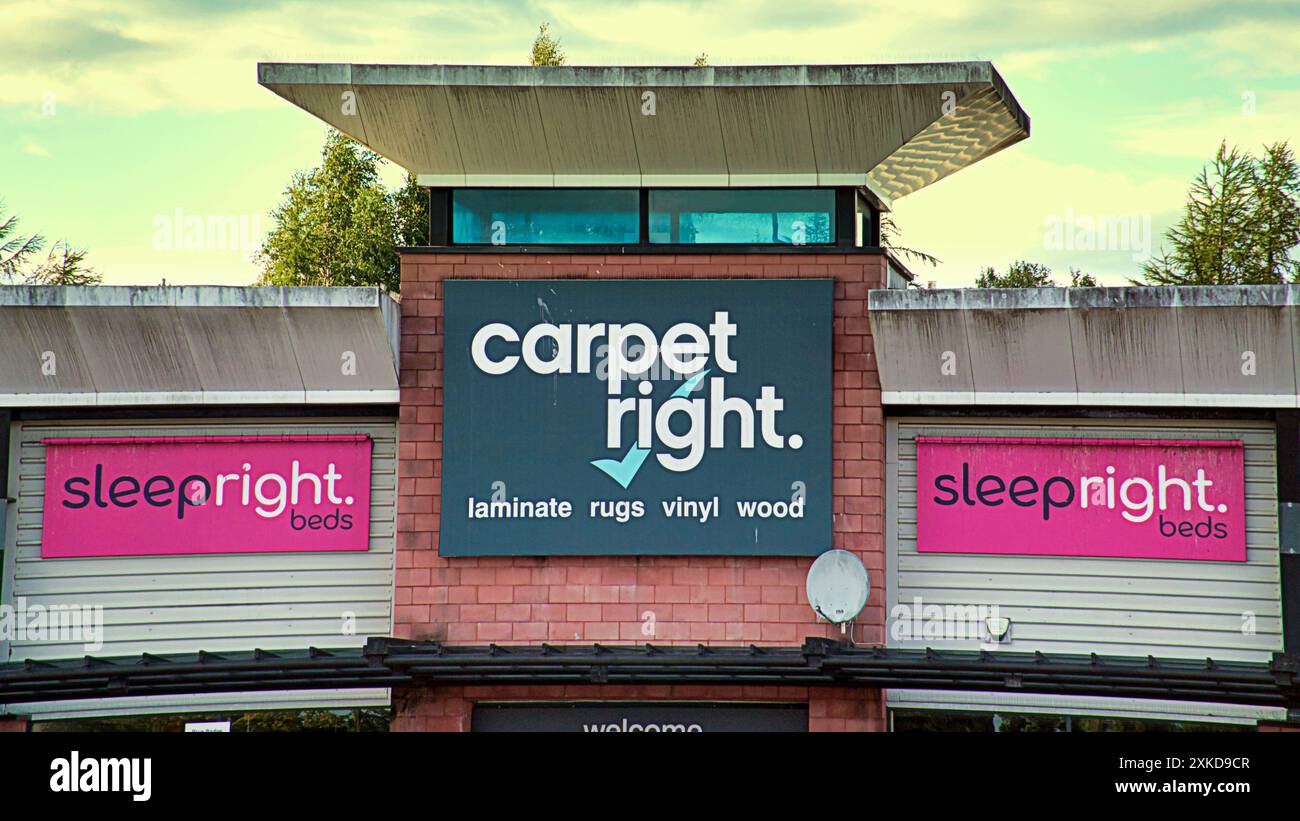 Glasgow, Schottland, Großbritannien. 22. Juli 2024: Schließung des Carpetright in der Trommelkapelle mit einem Hinweis im Fenster. Das Konkursunternehmen wird von Tapi übernommen, einem Unternehmen, das oft in der Nähe des Ladens liegt, um vergleichbare Einkaufsmöglichkeiten zu fördern. Nebenan gibt es eine. Credit Gerard Ferry /Alamy Live News Stockfoto