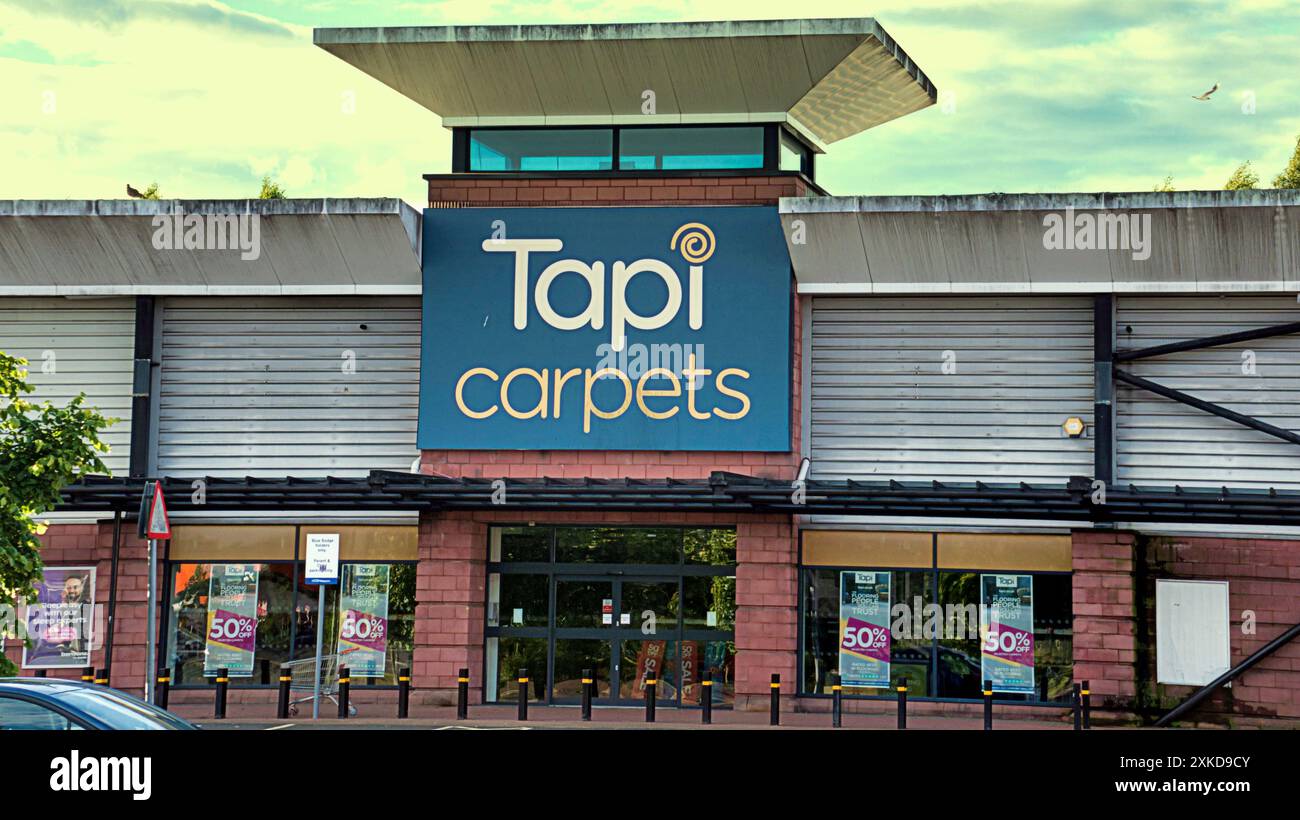 Glasgow, Schottland, Großbritannien. 22. Juli 2024: Schließung des Carpetright in der Trommelkapelle mit einem Hinweis im Fenster. Das Konkursunternehmen wird von Tapi übernommen, einem Unternehmen, das oft in der Nähe des Ladens liegt, um vergleichbare Einkaufsmöglichkeiten zu fördern. Nebenan gibt es eine. Credit Gerard Ferry /Alamy Live News Stockfoto